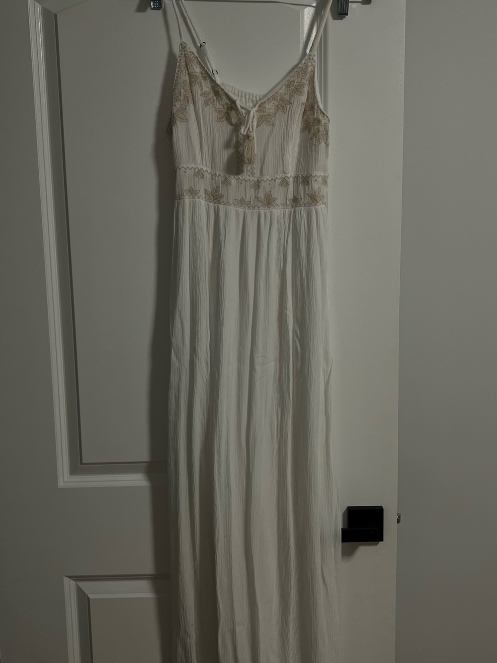 Women's White Lace-Trim Nightgown with Delicate Embroidery